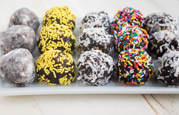 chocolate-peanut-butter-cake-balls_15-704x454