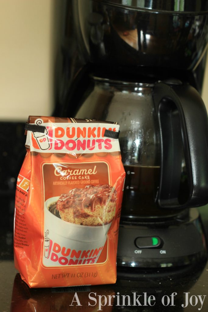 Salted Caramel Coffe Cake Mocha| #ad This coffee drink will help warm you up on a crisp Fall day. Salted caramel and coffee cake come together to create quite the treat. #CoffeeCreamerCombos