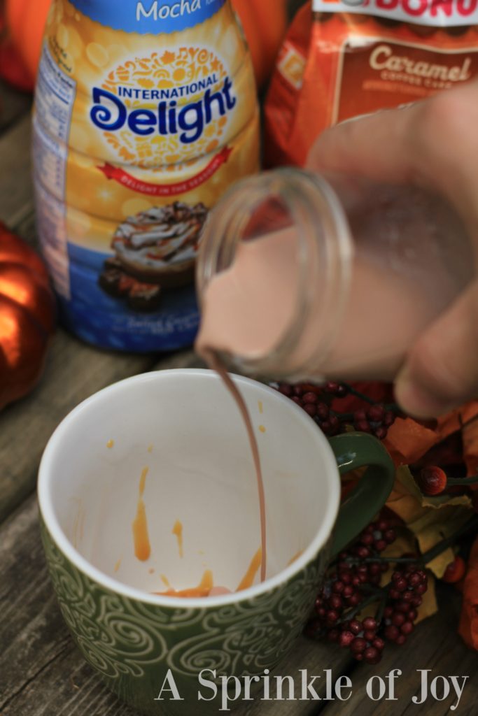 Salted Caramel Coffe Cake Mocha| #ad This coffee drink will help warm you up on a crisp Fall day. Salted caramel and coffee cake come together to create quite the treat. #CoffeeCreamerCombos