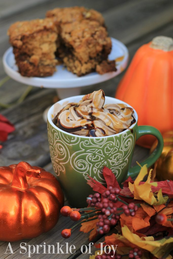 Salted Caramel Coffe Cake Mocha| #ad This coffee drink will help warm you up on a crisp Fall day. Salted caramel and coffee cake come together to create quite the treat. #CoffeeCreamerCombos