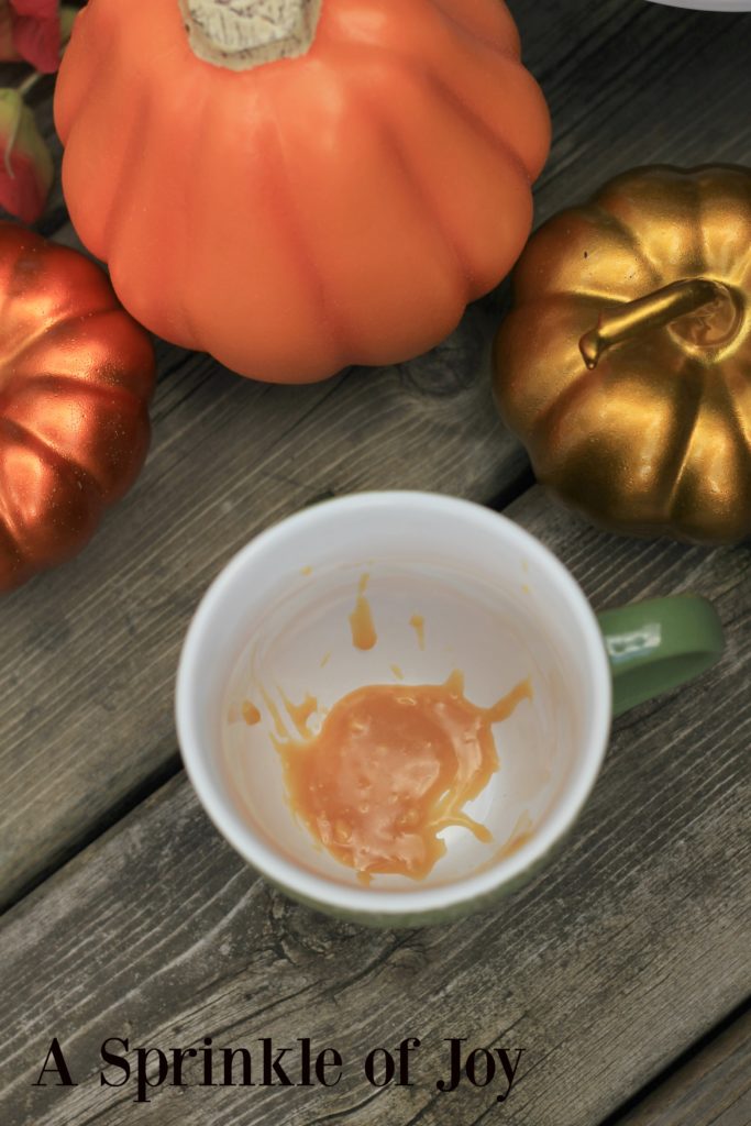 Salted Caramel Coffe Cake Mocha| #ad This coffee drink will help warm you up on a crisp Fall day. Salted caramel and coffee cake come together to create quite the treat. #CoffeeCreamerCombos