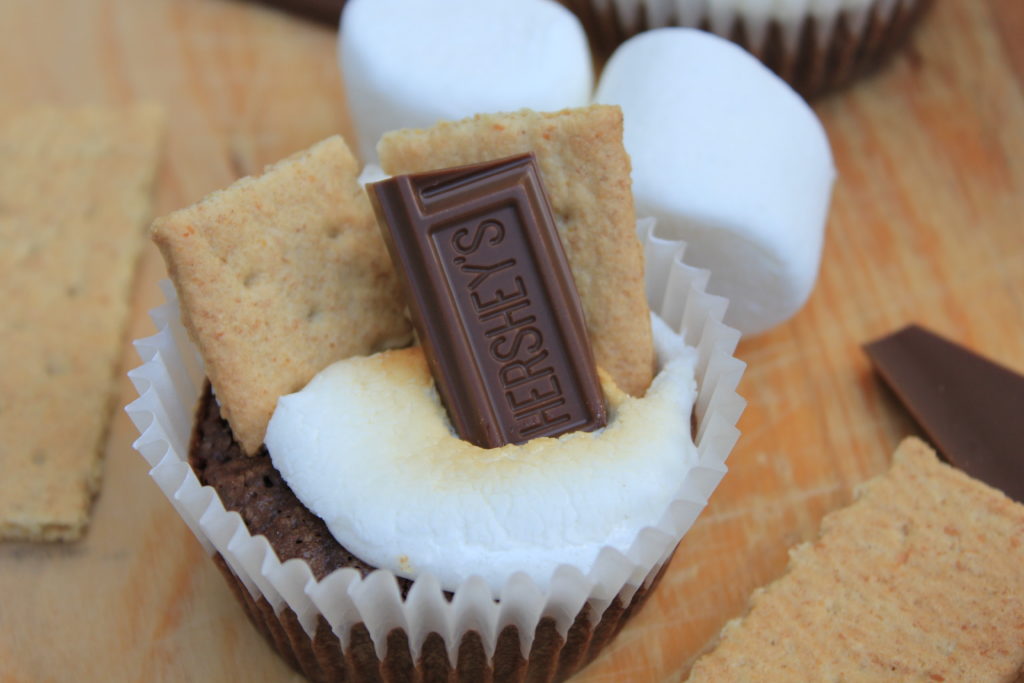 Made with brownie batter, toasted marshmallow, graham crackers and chocolate, this s'more brownie bowl is quick and easy to make. #smore #summer #brownie 
