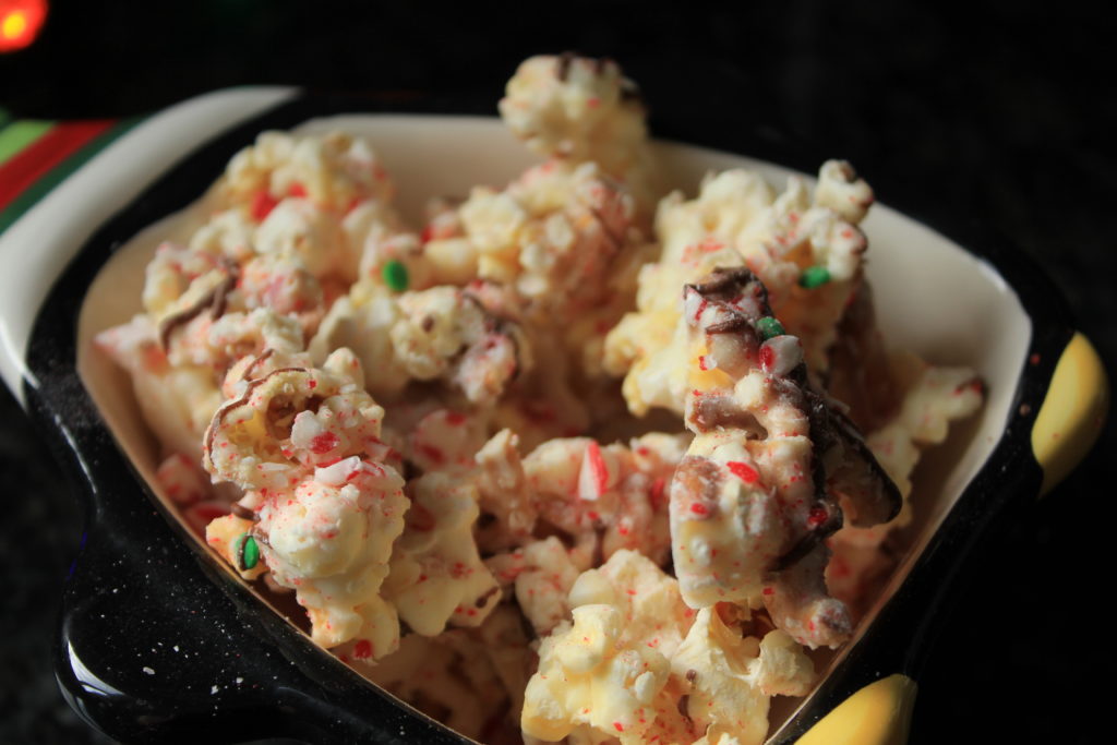 Are you looking for a quick tasty treat to munch on while watching your favorite holiday movie?  Then this peppermint crunch popcorn