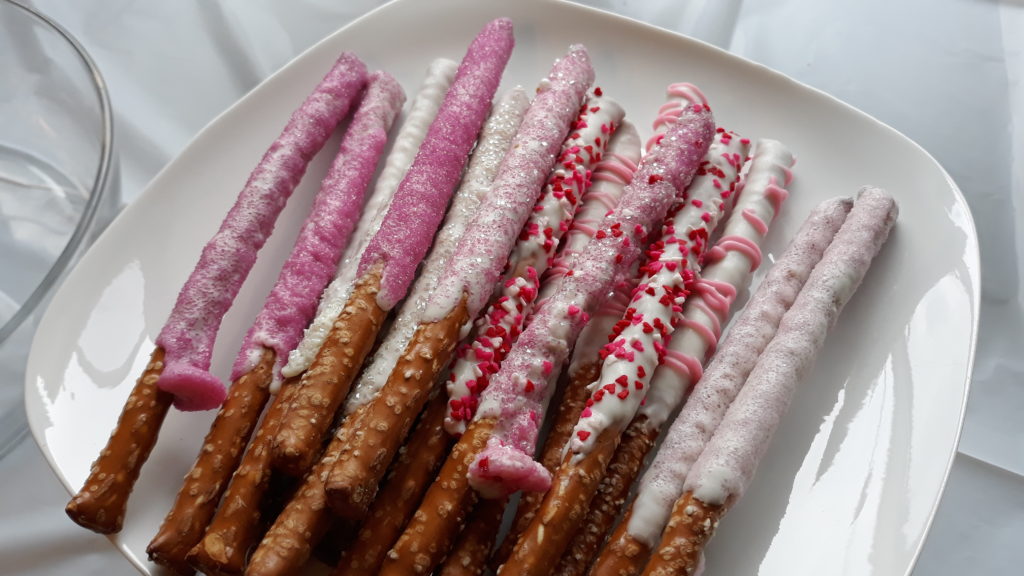 Check this out for a simple DIY Hello Kitty Birthday Party, #Hellokitty #DIY #Birthayparty