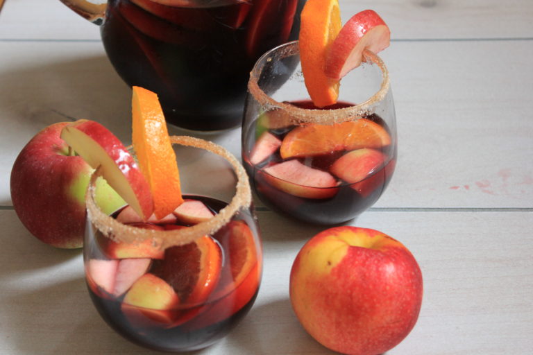Looking for a taste of fall. Make this easy red wine apple cider sangria. It's sure to be a hit. #fall #wine #applecider #sangria
