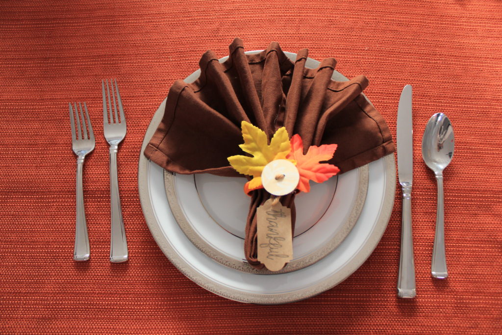 Looking for a way to spruce up your Thanksgiving table?  These easy diy Thanksgiving napkin rings will add a little something extra to your tablescape.  #diy #Thanksgiving 