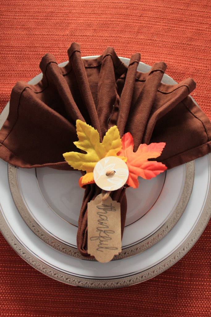 Looking for a way to spruce up your Thanksgiving table?  These easy diy Thanksgiving napkin rings will add a little something extra to your tablescape.  #diy #Thanksgiving 
