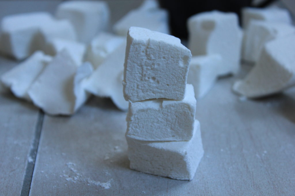 Looking to spice up your cup of hot chocolate this winter.  These super simple homemade marshmallows made without corn syrup and sure to hit the spot. #marshmallows #winter