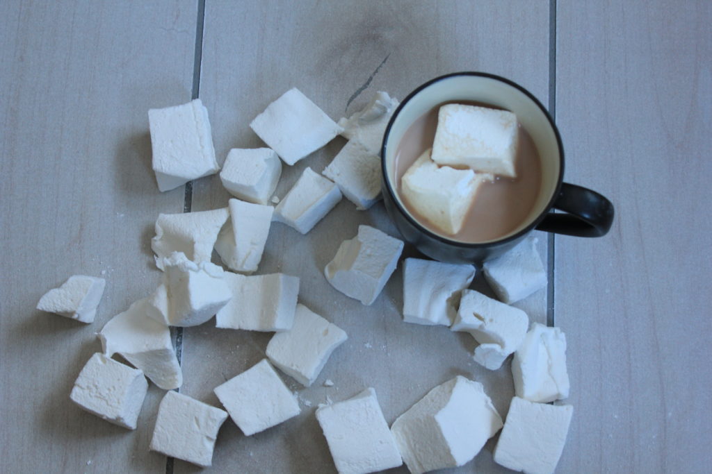 Looking to spice up your cup of hot chocolate this winter.  These super simple homemade marshmallows made without corn syrup and sure to hit the spot. #marshmallows #winter