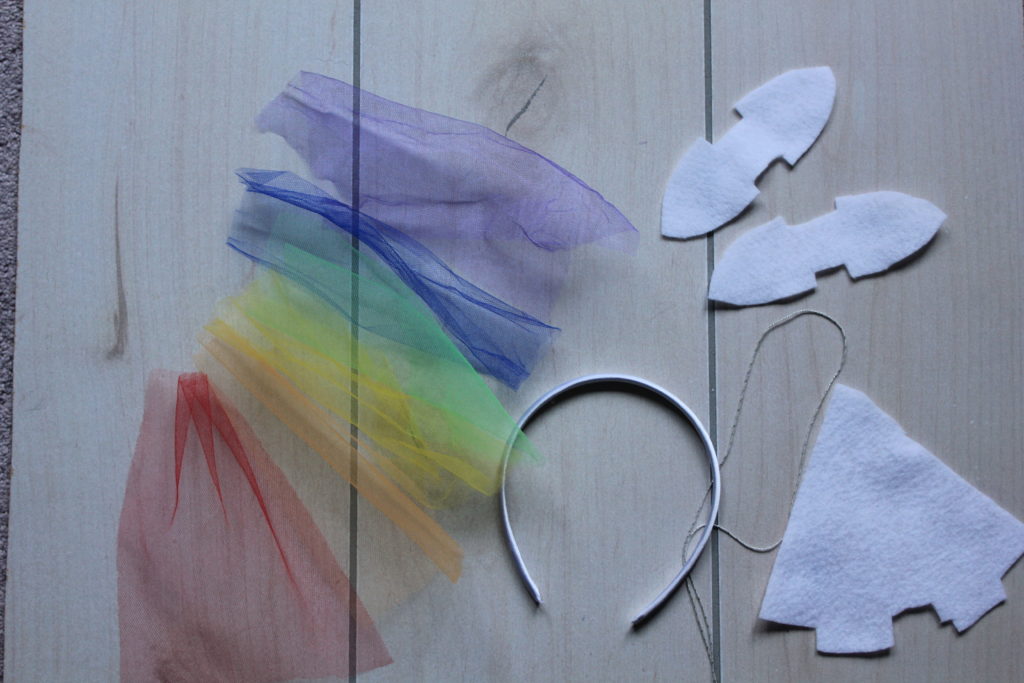 Easy DIY unicorn headband made with tulle and felt. 