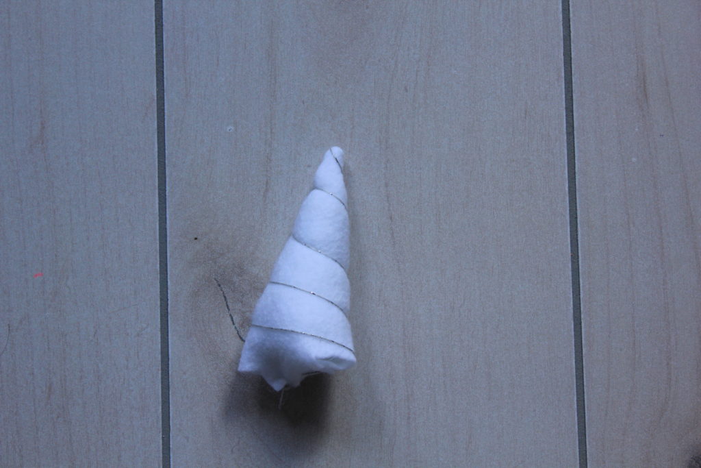 Easy DIY unicorn headband made with tulle and felt. #diy #unicorn 