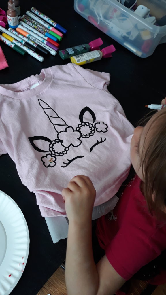 Free unicorn cut file to use with cricut or silhouette. Free unicorn SVG cut file. Free cut file SVG, PNG, JPEG. Unicorn cut file to use a stencil or with HTV. #silhouette #cricut #HTV